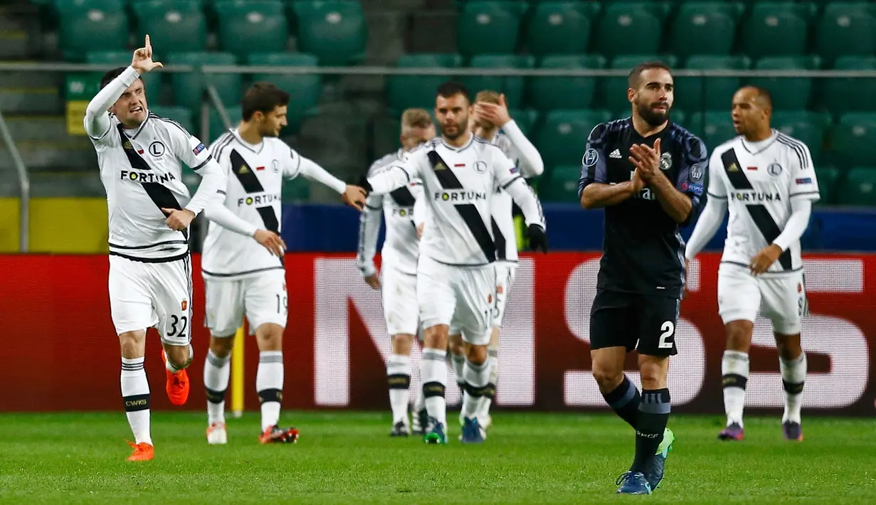 Para pemain Legia Warsawa merayakan gol Miroslav Radovic yang berhasil membobol gawang Real Madrid pada pertandingan Liga Champion di Stadion Pepsi Arena, Warsawa, Polandia (2/11). (Reuters/Kacper Pempel)
