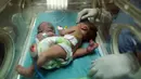 Bayi kembar siam berusia satu hari terlihat di dalam inkubator di Rumah Sakit al-Shifa di Kota Gaza, (22/10). Kepala rumah sakit al-Shifa mengatakan bayi ini akan dibawa ke luar negeri untuk dipisahkan. (AFP Photo/Mahmud Hams)