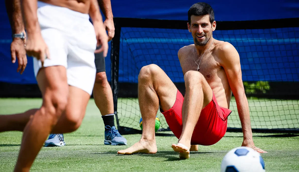 Petenis asal Serbia, Novak Djokovic saat bermain sepakbola bersama timnya jelang bertanding melawan Cristian Garin dari Chile pada hari keenam turnamen tenis ATP Cup di Brisbane, Australia, Rabu (8/1/2020). (AFP Photo/Patrick Hamilton)