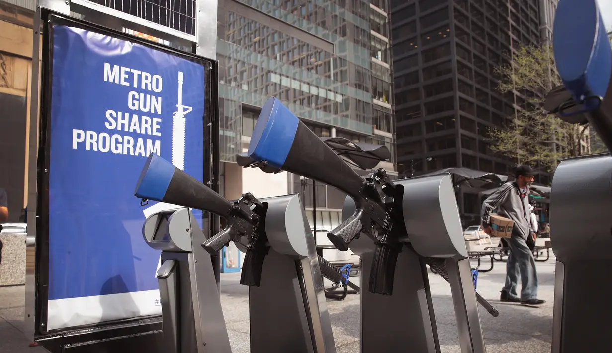 Sejumlah senjata yang merupakan instalasi seni dari Program Chicago Gun Share dipajang di Daley Center Plaza, Chicago, Illinois (14/5). Seni instalasi ini dipajang untuk mencegah kekerasan dari penggunaan senjata api. (Scott Olson / Getty Images / AFP)