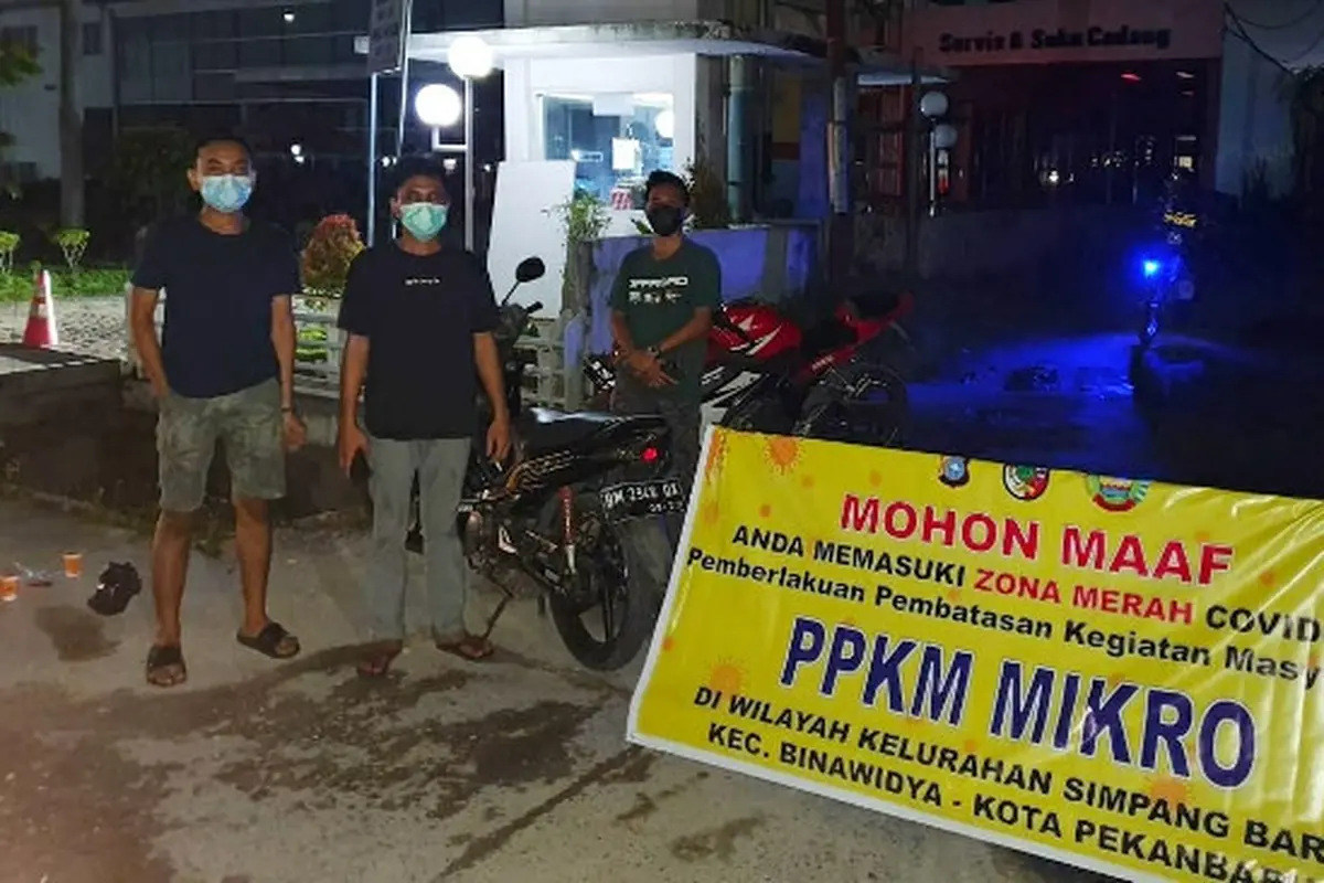 Penyekatan jalan di sejumlah kelurahan oleh warga Pekanbaru dan polisi karena zona merah Covid-19
