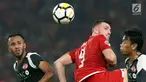 Pemain Persija, Marko Simic berebut bola dengan dua pemain Home United pada laga kedua Semifinal Zona Asia Tenggara Piala AFC 2018 di Stadion GBK, Jakarta, Selasa (15/5). Persija kalah 1-3 dan tersingkir. (Liputan6.com/Helmi Fithriansyah)