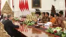 Presiden Jokowi berdialog dengan perwakilan The elders di Istana Merdeka Jakarta, Rabu (29/11). Menteri Retno mengatakan The Elders menilai Indonesia memiliki sejarah kesuksesan dalam pelayanan kesehatan terhadap rakyatnya. (Liputan6.com/Angga Yuniar)