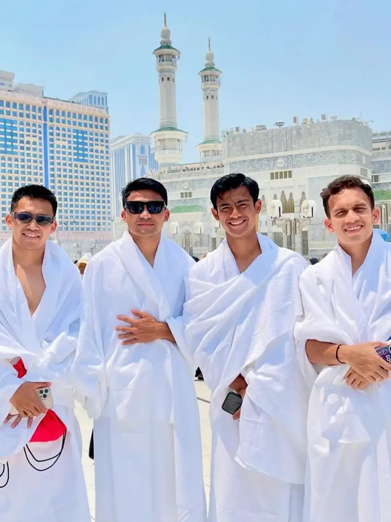 Gaya Sederet Pemain Timnas Indonesia Kenakan Ihram Saat Umrah