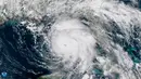 Citra satelit dari NOAA menunjukkan Hurricane Michael (tengah) mendekati daratan Amerika Serikat pada Selasa (9/10). Badai Michael mencapai daratan sebagai badai Kategori 4 di dekat Mexico Beach, Florida dengan membawa kecepatan 250 km/jam. (NOAA via AP)