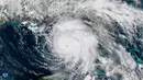 Citra satelit dari NOAA menunjukkan Hurricane Michael (tengah) mendekati daratan Amerika Serikat pada Selasa (9/10). Badai Michael mencapai daratan sebagai badai Kategori 4 di dekat Mexico Beach, Florida dengan membawa kecepatan 250 km/jam. (NOAA via AP)