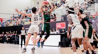 Aksi pemain Bima Perkasa Jogja saat menghadapi Dewa United dalam lanjutan Indonesian Basketball League (IBL) musim 2024 di GOR Pancasila UGM, Sleman, Sabtu (20/1/2024). (Dok BPJ)
