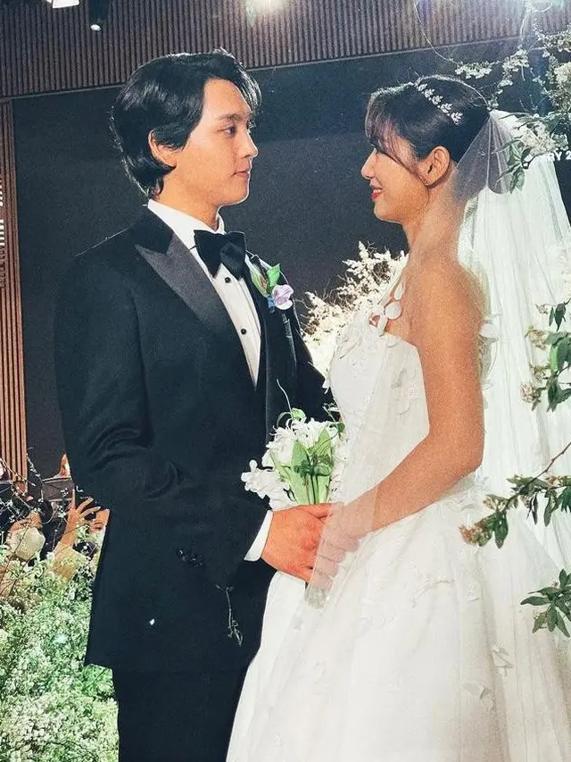 Detail Gaun Pernikahan Park Shin Hye, Bernuansa Putih dan Elegan