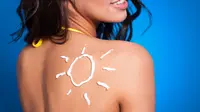 Oleskan sunscreen sebelum keluar dan kembali agar kulit mendapatkan perlindungan yang maksimal. (Sumber: Freepik/gpointstudio).