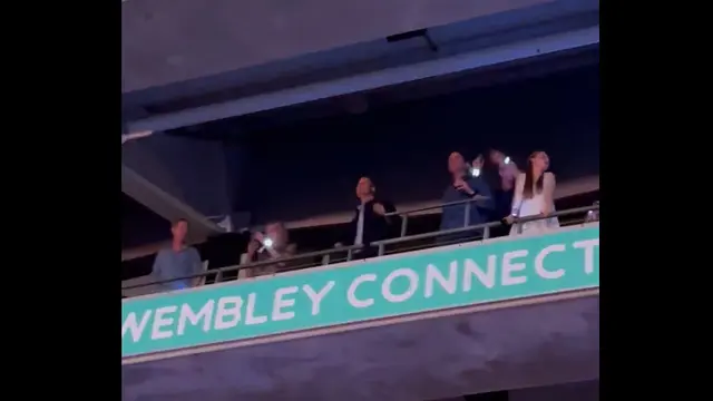 Pangeran William terekam tampak asik bergoyang energik saat Taylor Swift nyanyikan lagu Shake It Off. (X Kaia)