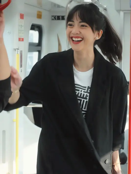 Blazer hitam polos sepertinya cocok untuk berbagai situasi. Tak hanya tampil formal saja, namun mix and match blazer ala Ririn Dwi Ariyanti ini juga membuatnya terihat memesona. (Liputan6.com/IG/@ririndwiariyanti)