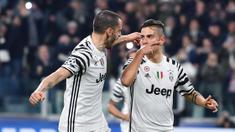 Paulo Dybala (kanan) mencetak satu-satunya gol kemenangan untuk timnya saat menyingkirkan FC Porto pada leg kedua Babak 16 Besar Liga Champions di Juventus stadium, (14/3/2017). Juventus menang 1-0. (Alessandro Di Marco/ANSA via AP)