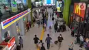 Suasana penumpang kereta api jarak jauh di Stasiun Gambir, Jakarta Pusat, Rabu (21/12/2022). Jelang Natal dan Tahun Baru PT KAI mengantisipasi cuaca ekstrem dan daerah rawan, Daop 1 Jakarta menyiapkan Alat Material Untuk Siaga (AMUS) yang ditempatkan di lokasi rawan apabila terjadi hambatan akibat cuaca ekstrem seperti banjir, amblesan dan tanah longsor. AMUS yang siapkan berupa batu balas, bantalan rel, pasir, karung, besi (untuk jembatan), alat penambat rel, dan alat berat lainnya. (Liputan6.com/Johan Tallo)