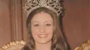 Digelar di Manila, Filipina, mahkota Miss Universe 1974 jatuh kepada Amparo Muñoz asal Spanyol. Dengan alis tipis, pesona Amparo Muñoz dipancarkan lewat rambut bronze dan kulit putih (instagram/missuniverse.europe)