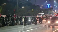 Massa Masuk Jalan Tol, Mobil Diduga Milik Pejabat Dirusak