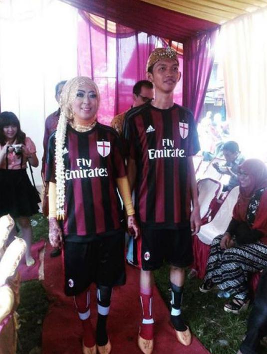 Wow, yang ini asli dari Indonesia. Dua sejoli ini nekat mengenakan jersey AC Milan saat pesta resepsi pernikahan mereka. Apa klub idolamu? Mau coba? (Twitter.com)