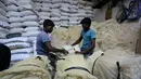 Pekerja India membuat bundel bihun di sebuah pabrik di Ahmadabad pada 16 Mei 2019. Bihun sangat diminati di kalangan muslim India karena merupakan menu favorit yang kerap disuguhkan saat berbuka puasa bersama dengan buah-buahan manis. (AP Photo/Ajit Solanki)