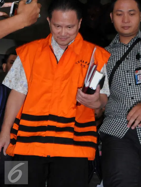  Dirjen Perhubungan Laut Kemenhub, Bobby Reynold usai diperiksa KPK, Jakarta, (16/02). Ia ditetapkan sebagai tersangka dugaan korupsi pembangunan Balai Pendidikan & Pelatihan Ilmu Pelayaran Sorong Tahap III Kemenhub tahun 2011. (Liputan6.com/Helmi Afandi)