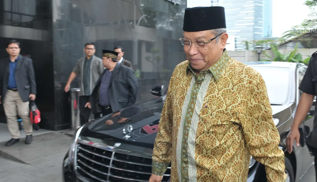 Ketua Umum PBNU KH Said Aqil Siradj berjalan memasuki Gedung KPK, Jakarta, Selasa (11/7). Kedatangan Said Aqil untuk berdiskusi terkait dengan dukungan terhadap upaya pemberantasan korupsi yang dilakukan oleh para penyidik KPK. (Liputan6.com/Helmi Afandi)