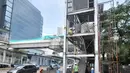 Pekerja memotong kerangka besi saat pembongkaran jembatan penyeberangan orang (JPO) Tosari, Jakarta, Minggu (16/12). Arus lalu lintas di bawah JPO akan ditutup sementara selama pekerjaan pembongkaran beton. (Merdeka.com/Iqbal Nugroho)