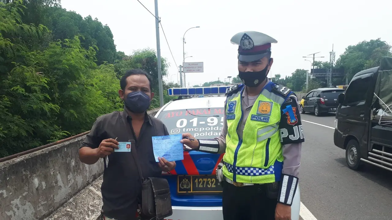 Polisi tilang pengendara motor yang masuk jalan tol.