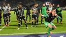 Kiper Angers (SCO), Ludovic Butelle (kanan) dan rekannya melakukan selebrasi usai menahan imbang Paris Saint-Germain (PSG) pada lanjutan Ligue 1 di Stadion Jean Bouin, Angers, France. (AFP Photo/Jean Francois Monier)