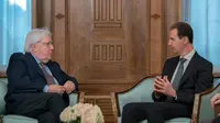 Presiden Suriah Bashar Al Assad dan Kepala Bantuan Kemanusiaan PBB Martin Griffiths bertemu di Damaskus, Senin (13/2/2023). (Dok. Twitter/@Presidency_Sy)