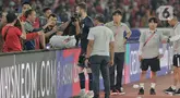 Presiden Republik Indonesia, Joko Widodo (Jokowi) menyapa penjaga gawang timnas Indonesia Maarten Paes usai laga kedua Grup C putaran ketiga Kualifikasi Piala Dunia 2026 Zona Asia di Stadion Utama Gelora Bung Karno (SUGBK), Jakarta, Selasa (10/9/2024). (Liputan6.com/Angga Yuniar)