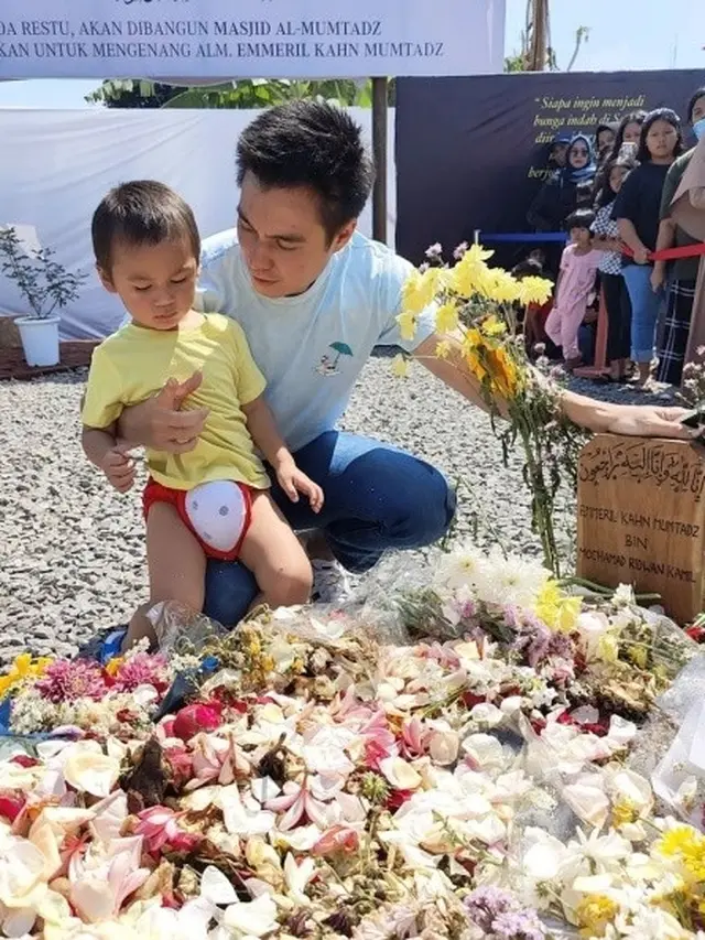 6 Momen Baim Wong Ziarah ke Makam Eril Putra Ridwan Kamil, Ajak Kiano