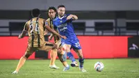 Pemain Persib Bandung, Marc Klok mengumpan bola pada laga lanjutan pekan ke-3 BRI Liga 1 2023/2024 antara Persib Bandung melawan Dewa United FC di Stadion Gelora Bandung Lautan Api (GBLA), Bandung, Jumat (14/07/2023). (Bola.com/Bagaskara Lazuardi)