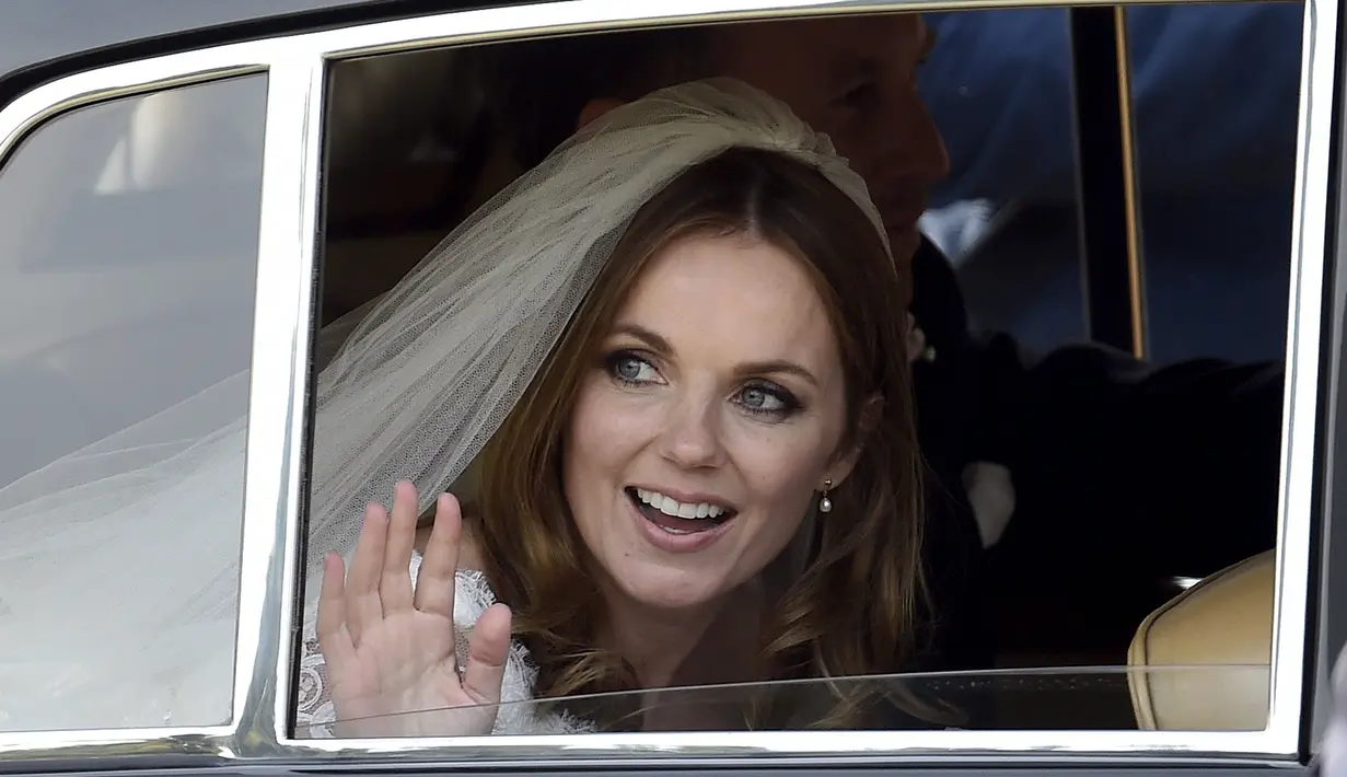 Geri Halliwell, mantan personel Spice Girls, meninggalkan lokasi pernikahan usai menikah di gereja St. Mary, Inggris, Jumat (15/5/2015). Geri mulai menjalin hubungan dengan Christian, seorang bos F1 pada Januari 2014. (REUTERS/Toby Melville)
