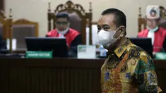 Terdakwa suap pengurusan fatwa MA serta penghapusan nama terpidana pengalihan hak tagih Bank Bali dari daftar red notice Polri, Djoko S Tjandra saat sidang putusan di Pengadilan Tipikor Jakarta, Senin (5/4/2021). Djoko Tjandra divonis 4 tahun 6 bulan penjara. (Liputan6.com/Helmi Fithriansyah)