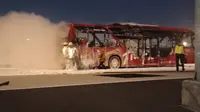 Bus milik Air Asia terbakar di Bandara Soetta. (Pramita/Liputan6.com)