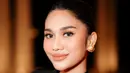Azizah Salsha pun terlihat cantik dengan sleek bun dan soft glam makeup look bernuansa nude [@azizahsalsha_]