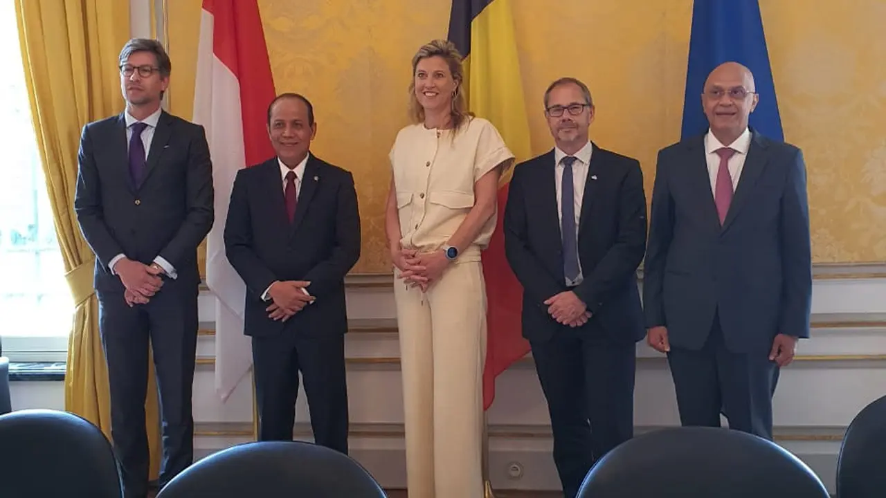 Kepala Badan Nasional Penanggulangan Terorisme (BNPT) Komisaris Jenderal (Komjen) Polisi Boy Rafli Amar didampingi Duta Besar Republik Indonesia untuk Belgia Andri Hadi (kanan) seusai menandatangani nota kesepahaman (Memorandum of Understanding/MoU) denga