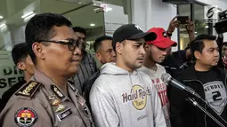 Ekspresi aktor Riza Shahab saat memberi keterangan usai menjalani pemeriksaan oleh BNN di Polda Metro Jaya, Jakarta, Jumat (13/4). Selain Riza, polisi juga menangkap pesinetron Reza Alatas atas kasus serupa. (Liputan6.com/Faizal Fanani)