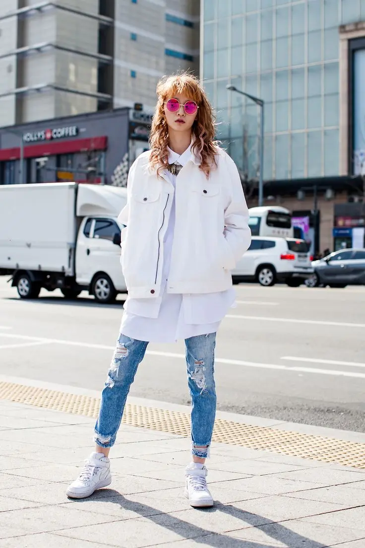 Memadupadankan jeans ala street style Korea. (Sumber foto: Pinterest)