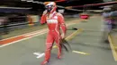 Pebalap Ferrari, Kimi Raikkonen melintasi pit area usai melakukan sesi latihan bebas F1 GP Singapura di Marina Bay City Circuit, (15/9/2017). (AP/Wong Maye-E)