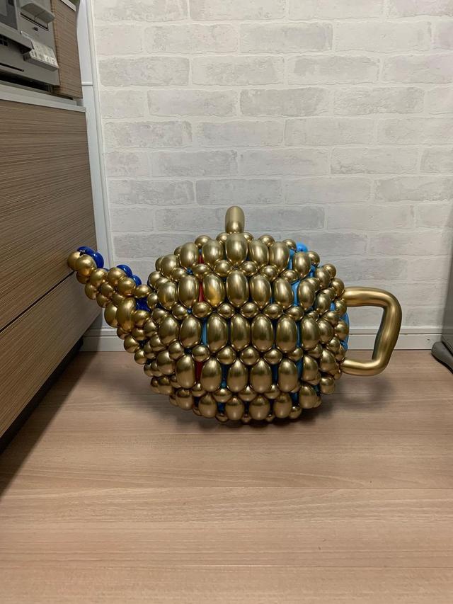 6 Karya Seni Balon Bentuk Benda Rumah Tangga Ini Kreatif Banget