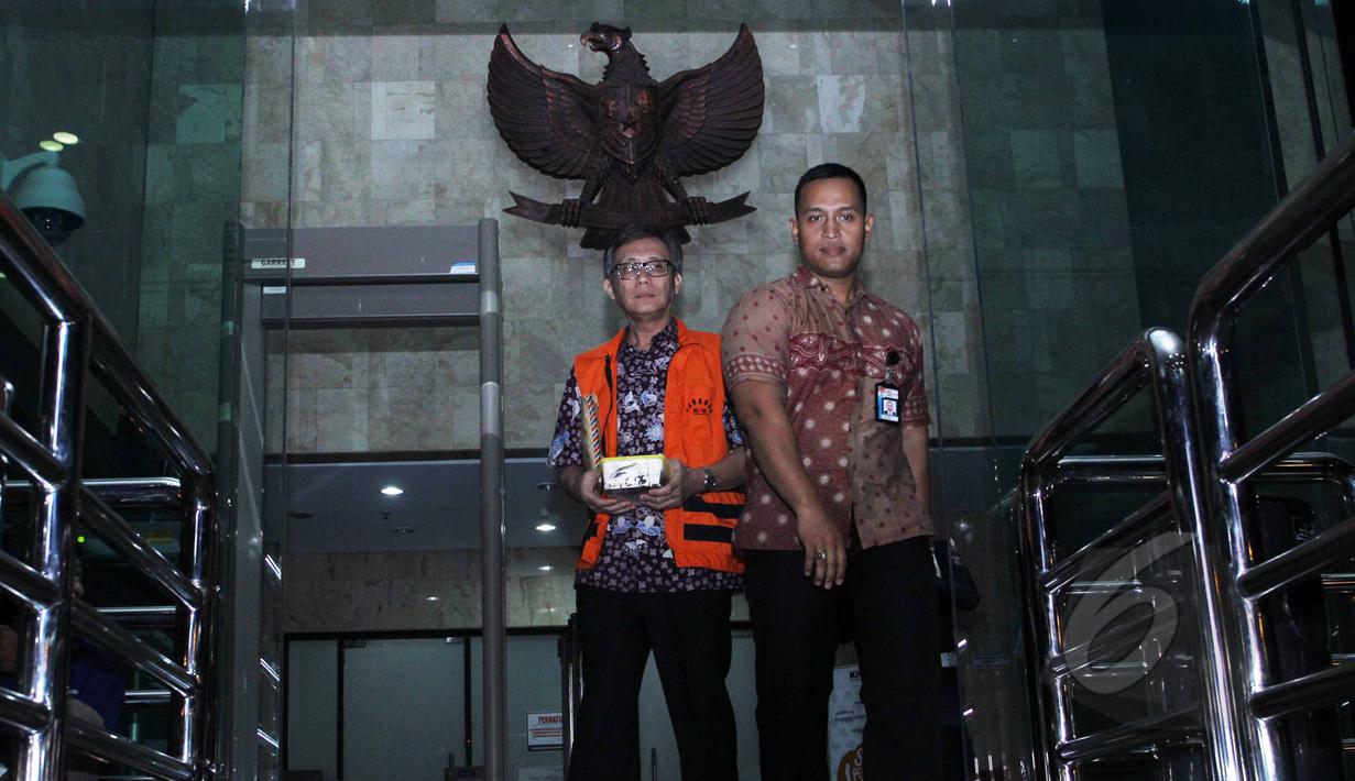 Sherman Rana Khrisna (kiri) saat keluar dari Gedung KPK, Jakarta, Jumat, (8/5/2015). KPK menahan Sherman terkait kasus ke Badan Pengawas Perdagangan Berjangka Komoditi . (Liputan6.com/Helmi Afandi)