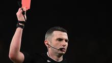 Wasit Michael Oliver memberikan kartu merah kepada bek sayap Manchester United, Diogo Dalot dalam laga di kandang Liverpool, Senin (18/12/2023) dini hari WIB. (AFP/Paul Ellis)