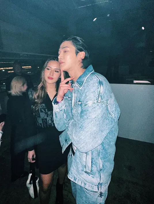 Raisa juga membawa mini handbag putih. Ia juga berfoto bersama Rowoon yang mengenakan denim on denim. [@raisa6690]