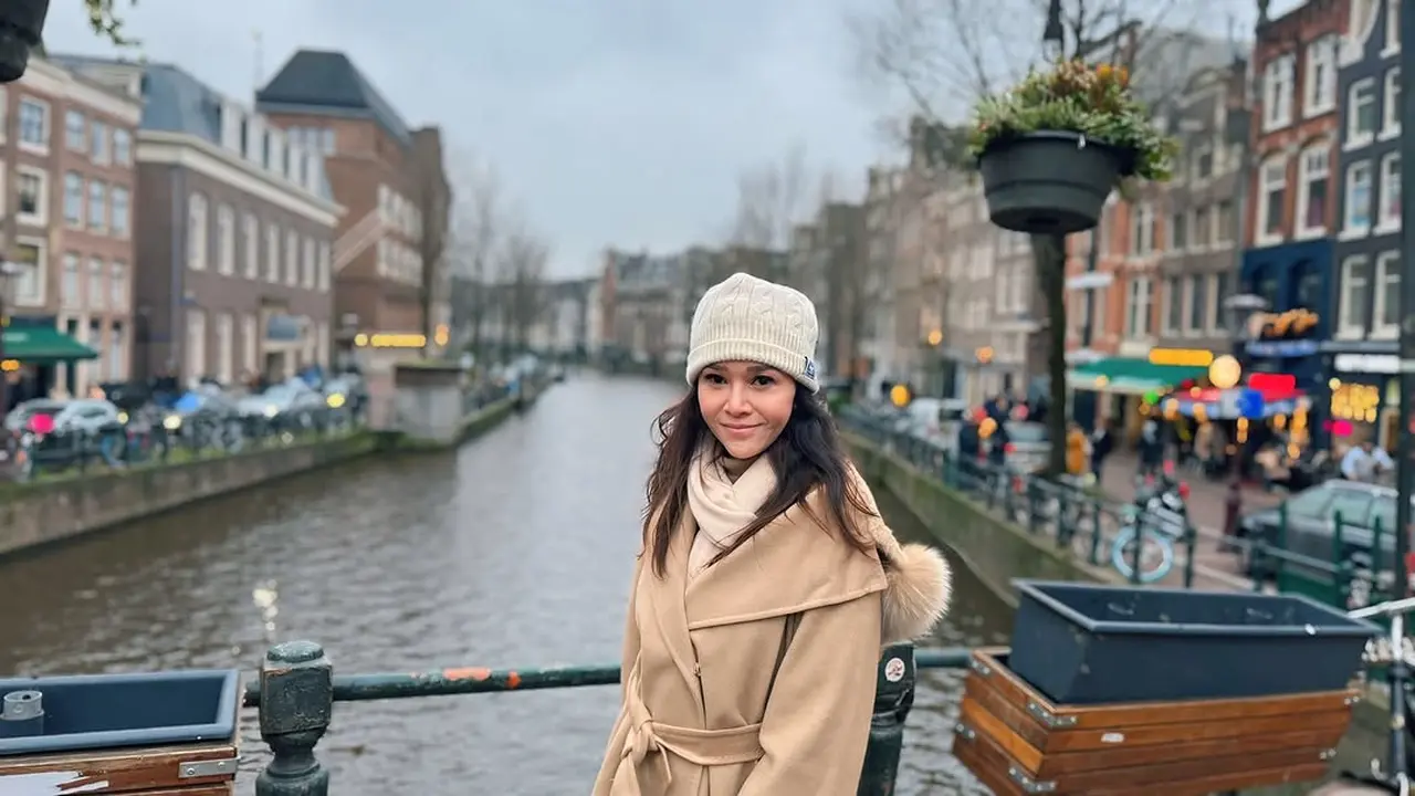 Gaya Outfit Traveling Maia Estianty yang Bisa Jadi Inspirasi untuk Berlibur (Instagram/@maiaestiantyreal)