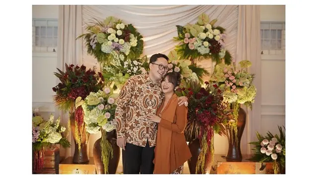 6 Potret Detail Kebaya Kutu Baru Adira Kania Anak Ikke Nurjanah di Momen Lamaran