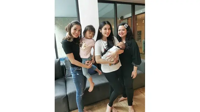 Baru 2 Minggu Melahirkan, Ini 7 Penampilan Sandra Dewi yang Curi Perhatian