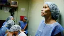 Pasien wanita menunggu giliran untuk operasi sterilisasi di sebuah rumah sakit di Caracas, 27 Juli 2016. Krisis ekonomi parah yang melanda Venezuela membuat banyak wanita memilih operasi sterilisasi untuk mencegah kehamilan (REUTERS/Carlos Garcia Rawlins)