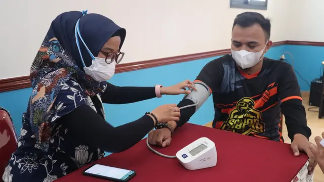 Percepatan vaksinasi di Kota Bekasi terus digenjot seiring meningkatnya kasus Covid-19 varian Omicron.