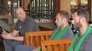 Legenda Liverpool, Gary McAllister, Jason McAteer dan Patrik Berger saat mengunjungi Pusat Perkampungan Budaya Betawi di Setu Babakan, Jakarta, Jumat (9/3/2018). Kegiatan ini dalam rangkaian LFC World Tour Jakarta. (Bola.com/Asprilla Dwi Adha)