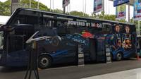 Melalui program Mobil1 Bus pengunjung GJAW 2023 dapat merasakan sensasi menjadi pembalap Tim Red Bull Racing F1 yang tersedia di dalam bus.