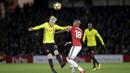 Duel pemain Watford, Will Hughes (kiri) dan pemain Manchester United, Ashley Young pada lanjutan Premier League di Vicarage Road stadium, Watford, (28/11/2017). MU menang 4-2.  (AP/Matt Dunham)